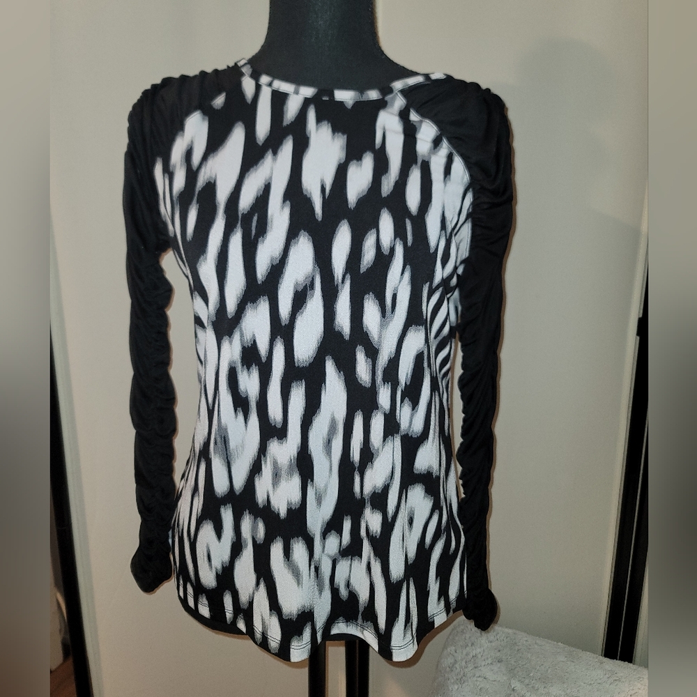 Bold Elements Black and White Women's Top Size Medium